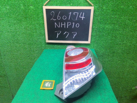 【中古】アクア DAA-NHP10 右テールランプ 81550-52A81