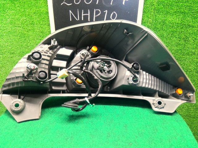 【中古】アクア DAA-NHP10 右テールランプ 81550-52A81