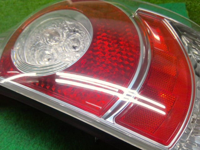 【中古】アクア DAA-NHP10 右テールランプ 81550-52A81