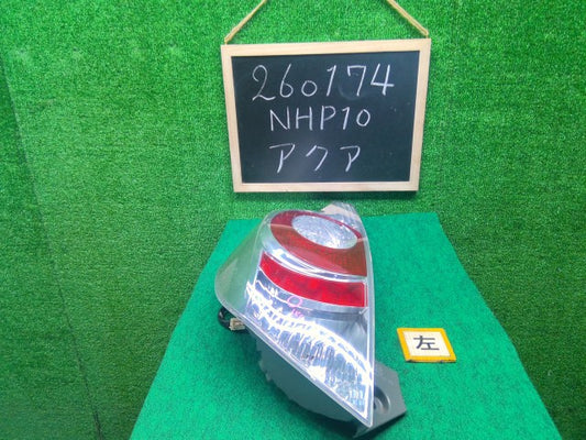 【中古】アクア DAA-NHP10 左テールランプ 81560-52691