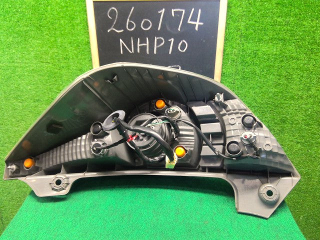 【中古】アクア DAA-NHP10 左テールランプ 81560-52691