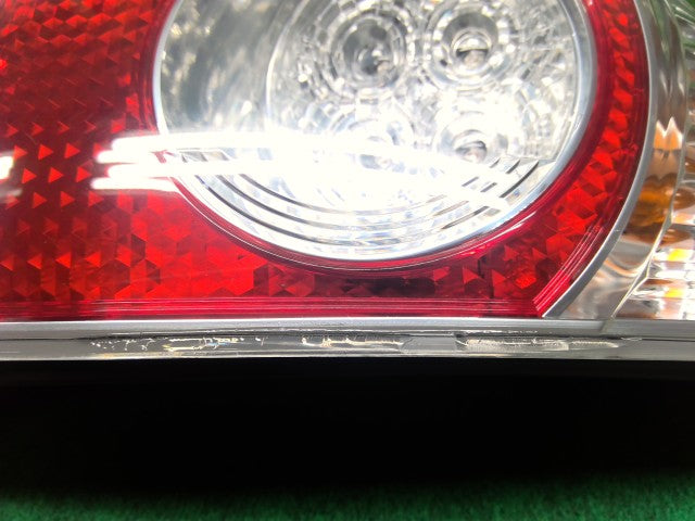 【中古】アクア DAA-NHP10 左テールランプ 81560-52691