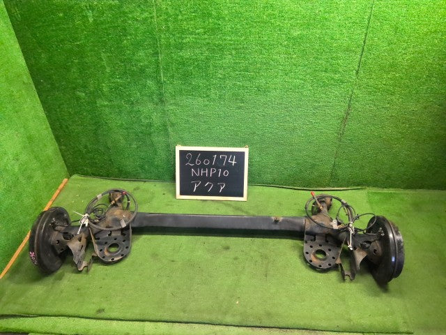 【中古】アクア DAA-NHP10 リア アクスルホーシングＡＳＳＹ