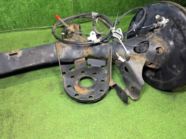【中古】アクア DAA-NHP10 リア アクスルホーシングＡＳＳＹ