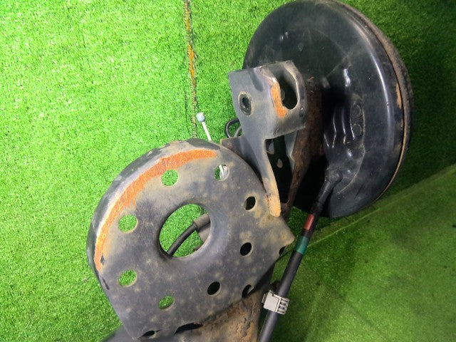【中古】アクア DAA-NHP10 リア アクスルホーシングＡＳＳＹ