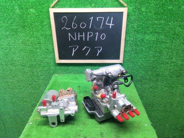 【中古】アクア DAA-NHP10 ＡＢＳアクチュエーター 47070-52020