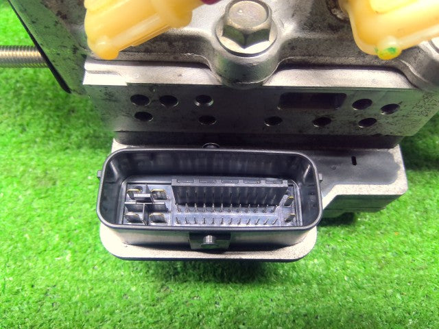 【中古】アクア DAA-NHP10 ＡＢＳアクチュエーター 47070-52020