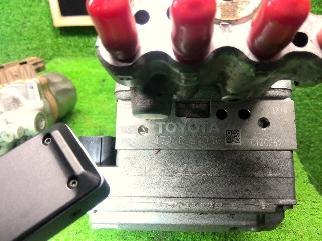 【中古】アクア DAA-NHP10 ＡＢＳアクチュエーター 47070-52020