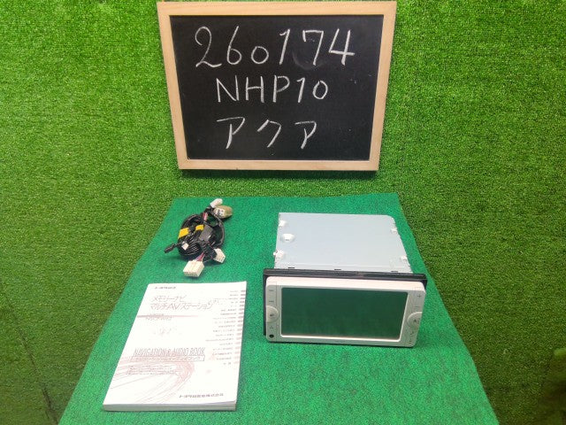 【中古】アクア DAA-NHP10 カーナビゲーションNSCP-W62 08545-00V70