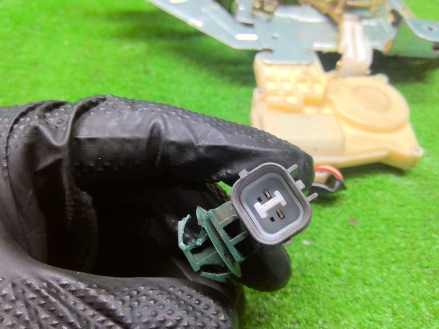 【中古】モビリオスパイク LA-GK1 左リアドアロックソレノイド 72662-SEY-003