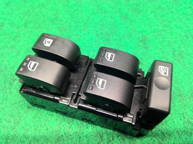 【中古】タント DBA-LA610S パワーウインドウスイッチ 84820-B2440-