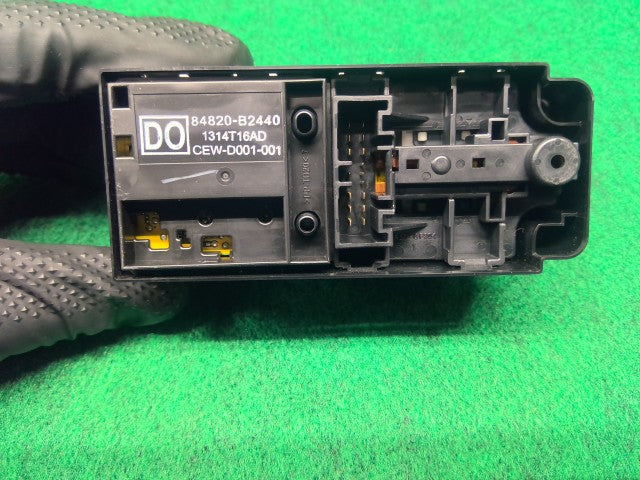 【中古】タント DBA-LA610S パワーウインドウスイッチ 84820-B2440-