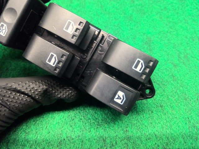【中古】タント DBA-LA610S パワーウインドウスイッチ 84820-B2440-