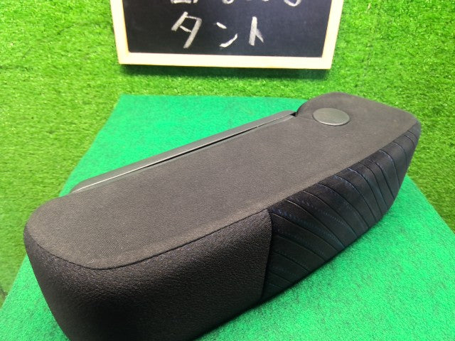 【中古】タント DBA-LA610S アームレスト 72810-B2680-C0