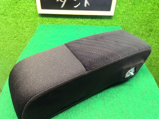 【中古】タント DBA-LA610S アームレスト 72810-B2680-C0