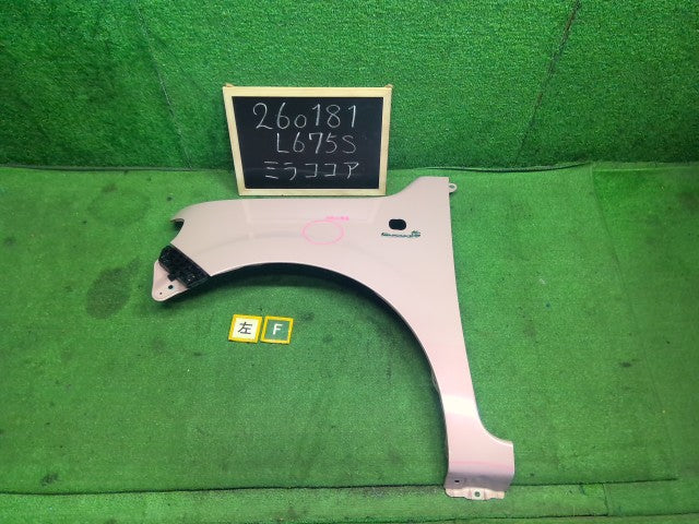 【中古】ミラココア DBA-L675S 左フロントフェンダー 53812-B2531