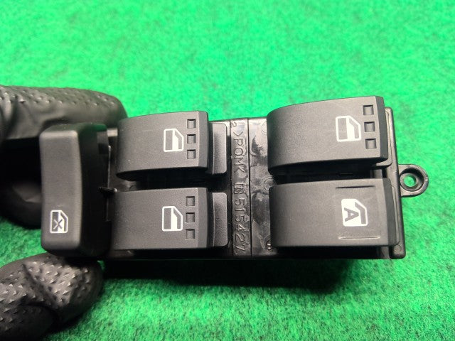 【中古】ミラココア DBA-L675S パワーウインドウスイッチ 84820-B2430-
