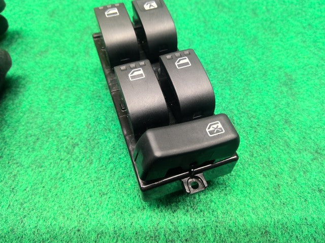 【中古】ミラココア DBA-L675S パワーウインドウスイッチ 84820-B2430-