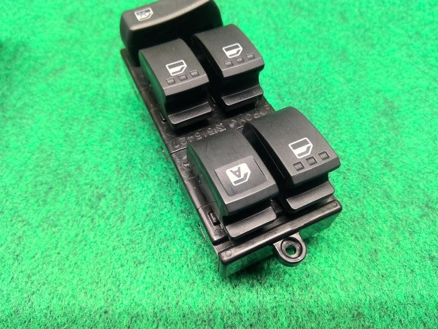 【中古】ミラココア DBA-L675S パワーウインドウスイッチ 84820-B2430-