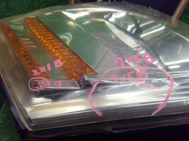 【中古】アルファード CBA-ANH10W 右ヘッドランプＡＳＳＹ 81110-58020