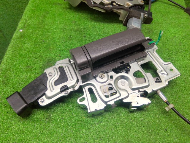 【中古】アルファード CBA-ANH10W 右リアドアロックソレノイド 69200-58011