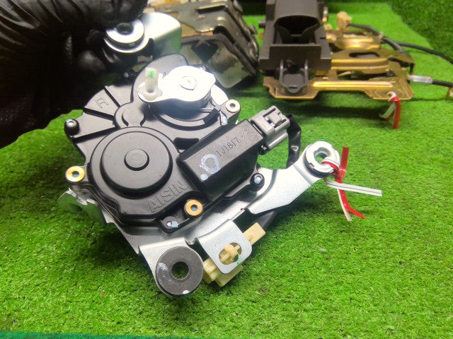 【中古】アルファード CBA-ANH10W 左リアドアロックソレノイド 69300-58011