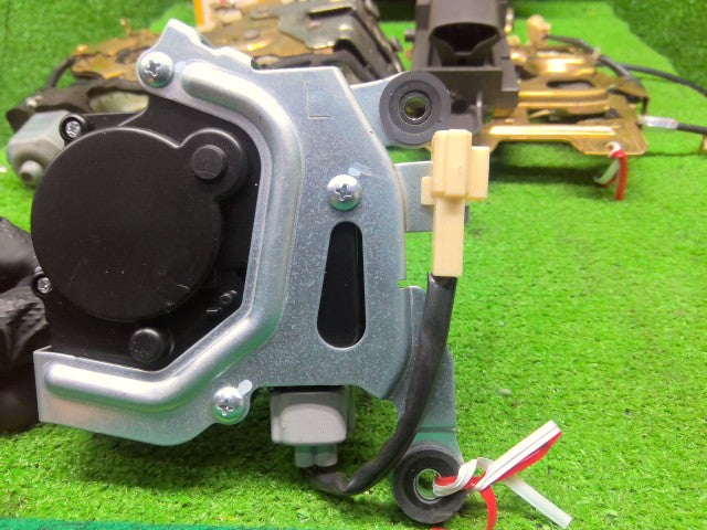 【中古】アルファード CBA-ANH10W 左リアドアロックソレノイド 69300-58011