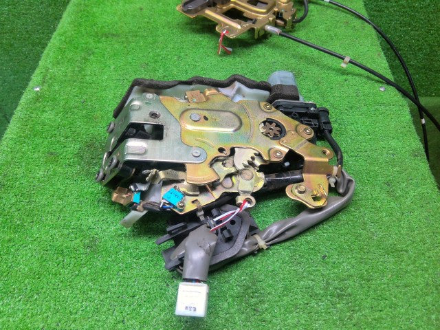 【中古】アルファード CBA-ANH10W 左リアドアロックソレノイド 69300-58011