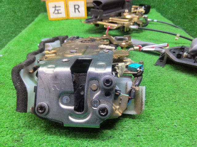 【中古】アルファード CBA-ANH10W 左リアドアロックソレノイド 69300-58011