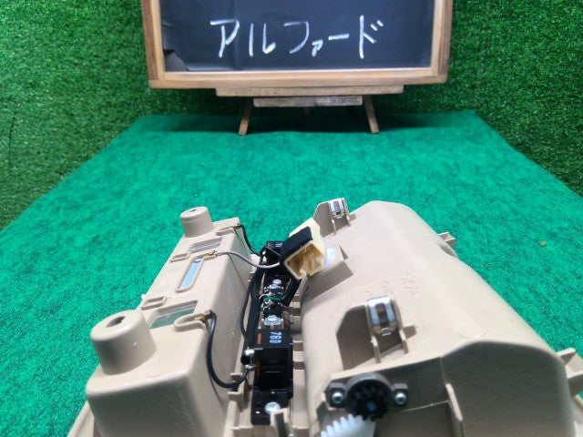 【中古】アルファード CBA-ANH10W ルームランプ 81260-58010-A0