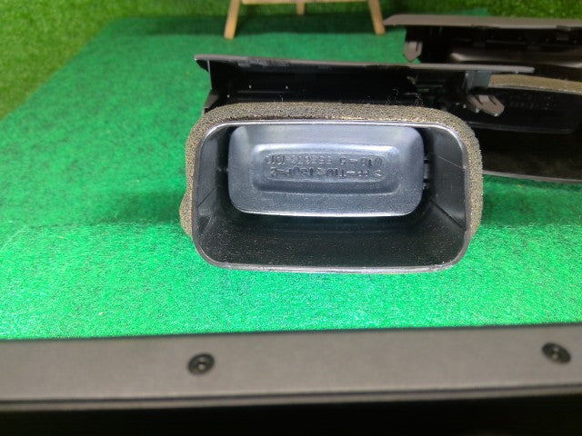 【中古】アルファード CBA-ANH10W エアコン吹き出し口 55660-58010-E0