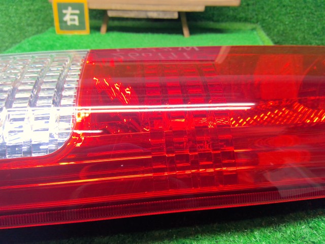 【中古】エブリィ ABA-DA64W 右テールランプ 35650-68H10