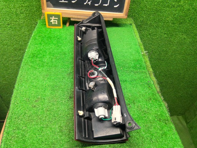 【中古】エブリィ ABA-DA64W 右テールランプ 35650-68H10