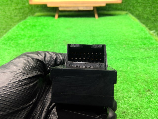 【中古】エブリィ ABA-DA64W パワーウインドウスイッチ 37990-68H30-ZL9