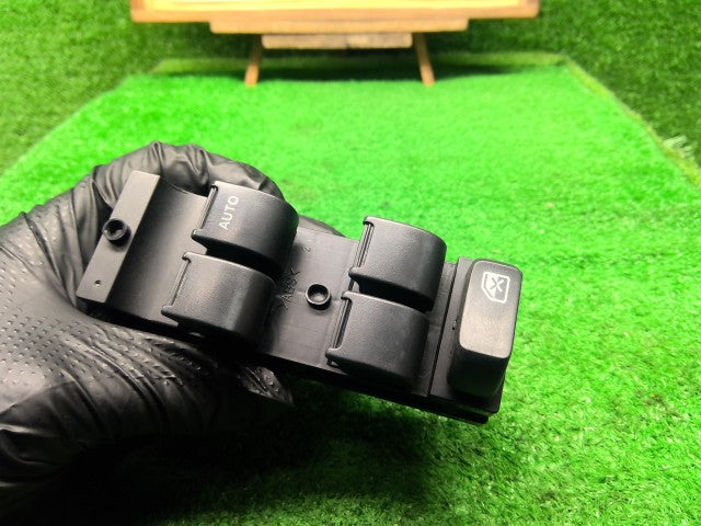 【中古】エブリィ ABA-DA64W パワーウインドウスイッチ 37990-68H30-ZL9