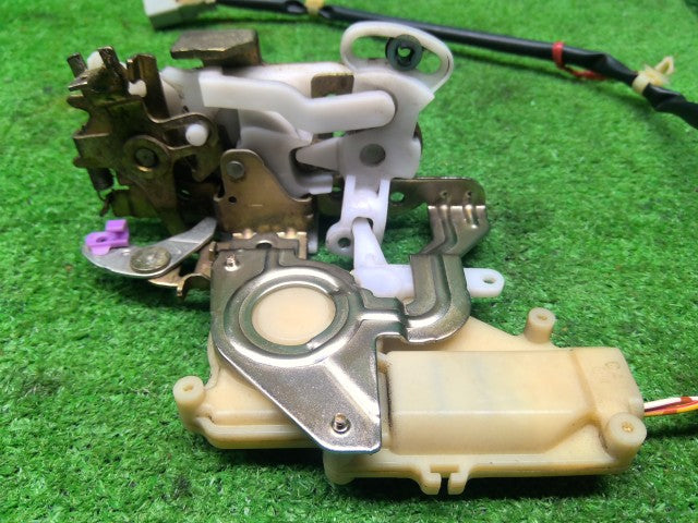 【中古】ライフ GF-JB1 左フロントドアロックソレノイド 72150-S2K-003