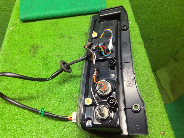 【中古】ｅＫワゴン DBA-H82W 右テールランプ 8331A048