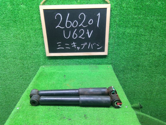 【中古】ミニキャブ GBD-U62V リア ストラット・アブソーバーセット