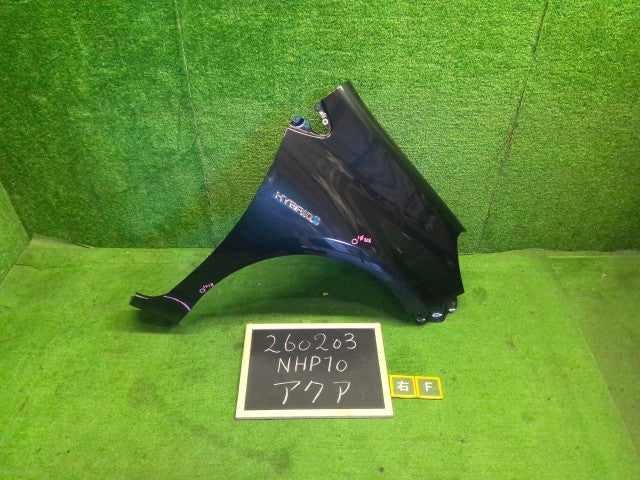【中古】アクア DAA-NHP10 右フロントフェンダー 53811-52310