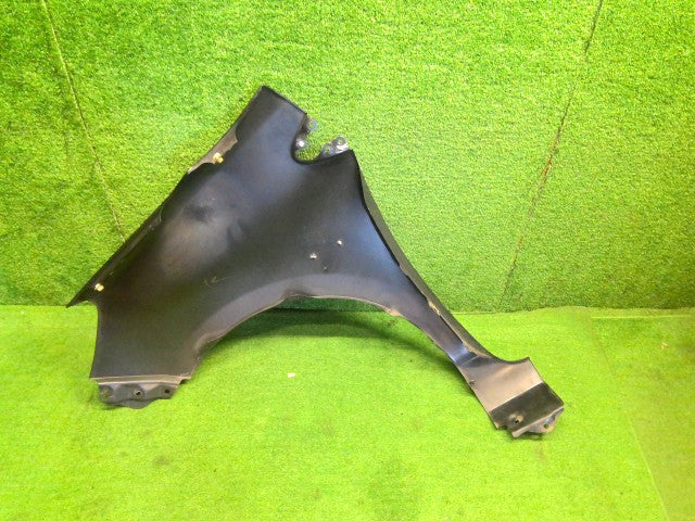 【中古】アクア DAA-NHP10 右フロントフェンダー 53811-52310