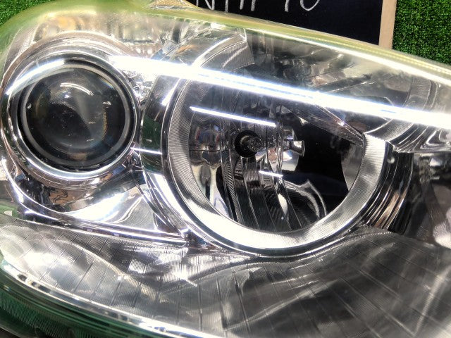 【中古】アクア DAA-NHP10 右ヘッドランプＡＳＳＹ 81110-52E60