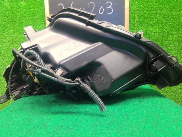 【中古】アクア DAA-NHP10 右ヘッドランプＡＳＳＹ 81110-52E60