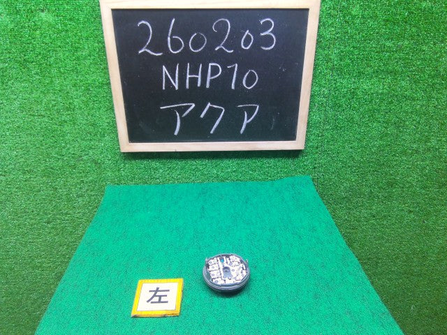 【中古】アクア DAA-NHP10 左テールランプ 81560-52690
