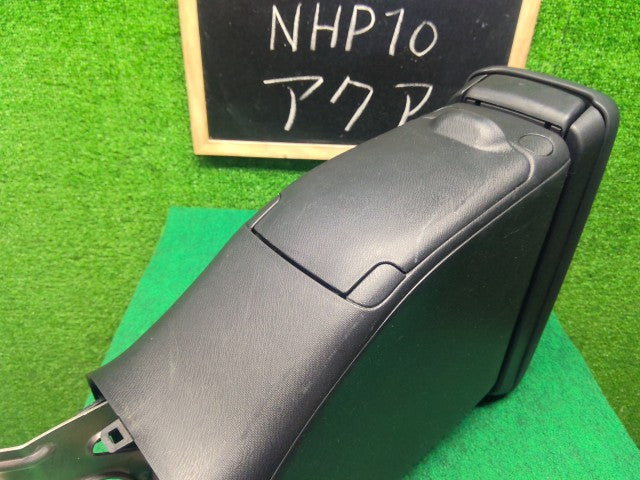 【中古】アクア DAA-NHP10 コンソールボックス