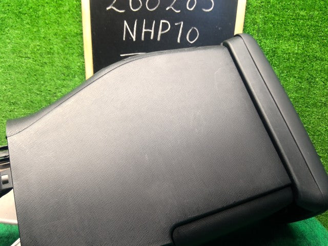 【中古】アクア DAA-NHP10 コンソールボックス