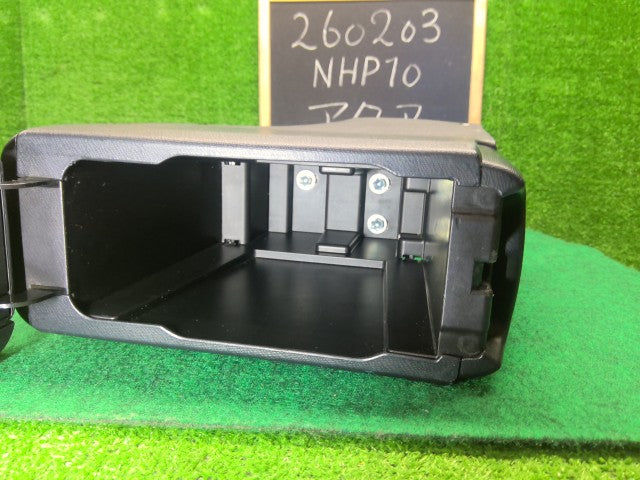 【中古】アクア DAA-NHP10 コンソールボックス