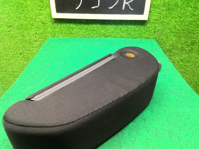 【中古】ワゴンＲ DBA-MH34S アームレスト 85501-72M10-AMB