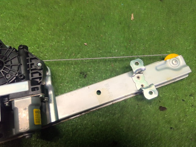 【中古】エクストレイル 6AA-SNT33 右フロントドアレギュレータ・モーター 80720-6RA0A
