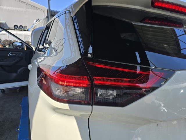 【中古】エクストレイル 6AA-SNT33 左テールランプ 26555-6RA0A