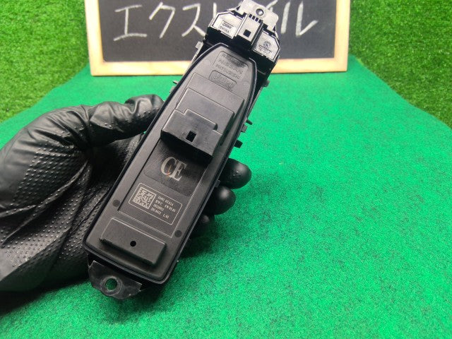 【中古】エクストレイル 6AA-SNT33 パワーウインドウスイッチ 25401-6UA1A